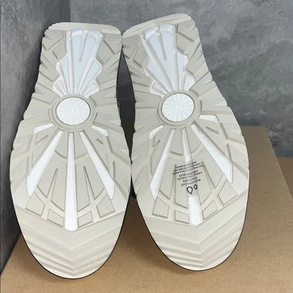 UGG CAPTRAIL HIGH - Picture 4 of 6